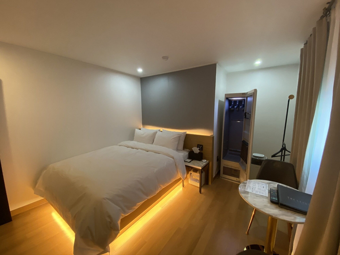 Bedroom 2, The Leeds Hotel, Dong