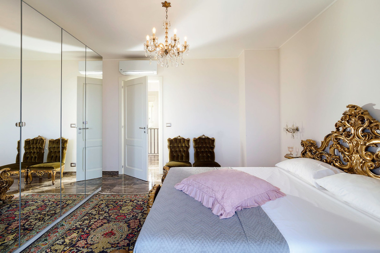 Bedroom 3, Estella, Messina