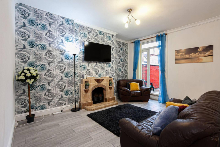 Others 4, Captivating 5-bed House in Horwich Bolton, Bolton