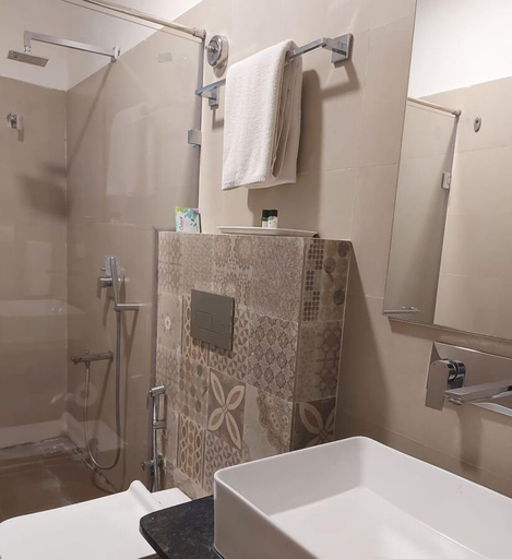 Bathroom 4, Parkwood Suites, Bangalore