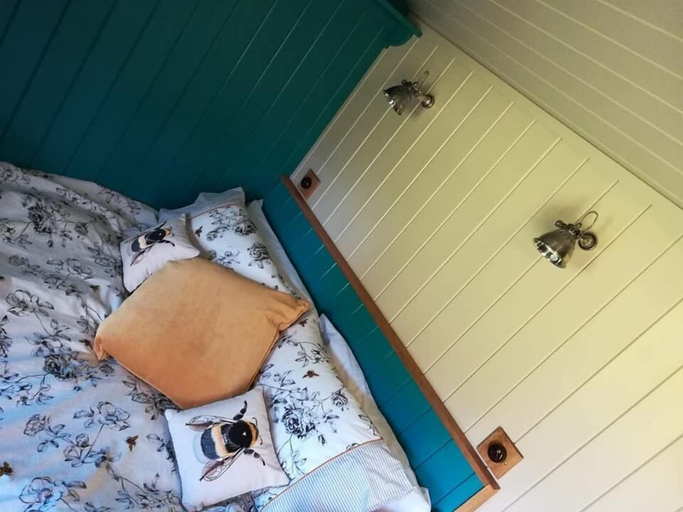 Bedroom 4, Gaggle Of Geese Pub & Shepherd Huts, Dorset