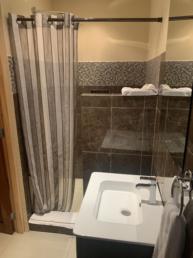 Bathroom 4, Black Pearl Inn, Tola