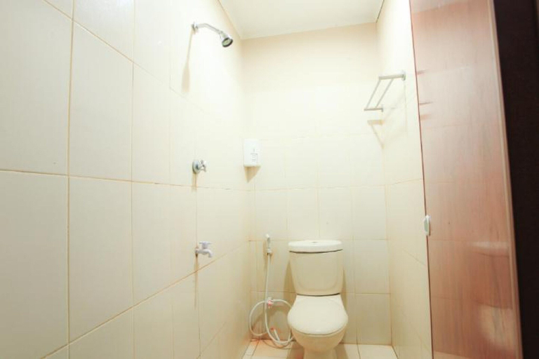 Bathroom 4, SPOT ON 2287 Akasia Hotel Syariah, Pekanbaru