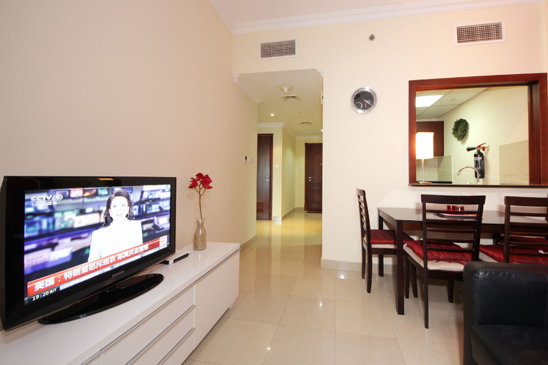 Living area 5, Cozy 1BR in Marina Walk with Balcony, Dubai