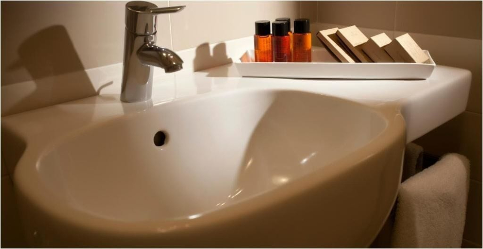 Bathroom 4, Tiziano Hotel, Trapani