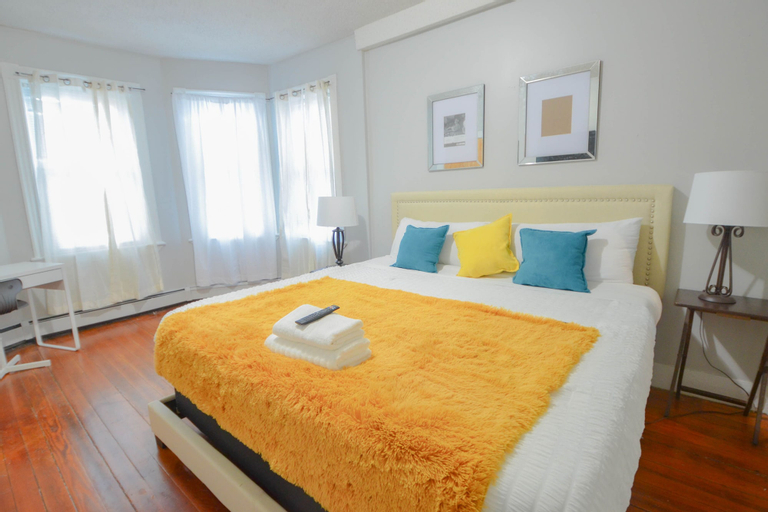 Lovely 3-Bedroom Apt with free parking, Providence