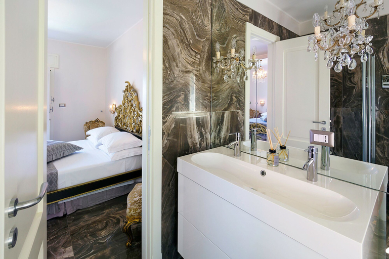 Bedroom 5, Estella, Messina