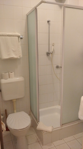 Bathroom, Hotel Arnold, Tata