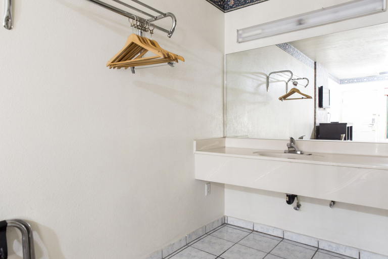 Bathroom 5, Hollywood Guest Inn, Los Angeles