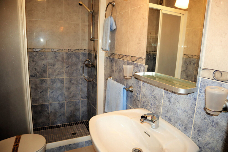 Bathroom 4, Perlamar Burriana Apartments Casasol, Málaga
