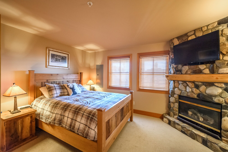 Bedroom, Vacation Homes by Big White Accomm., Kootenay Boundary