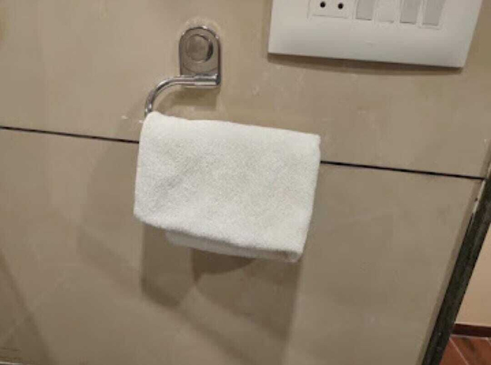 Bathroom 3, Hotel Fun Park Sanand, Ahmadabad