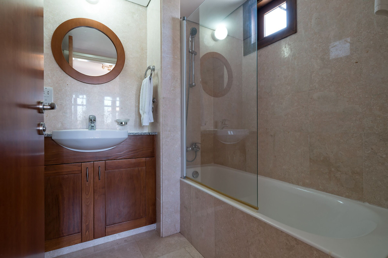 Bathroom, Apartment DD12 - Chloe