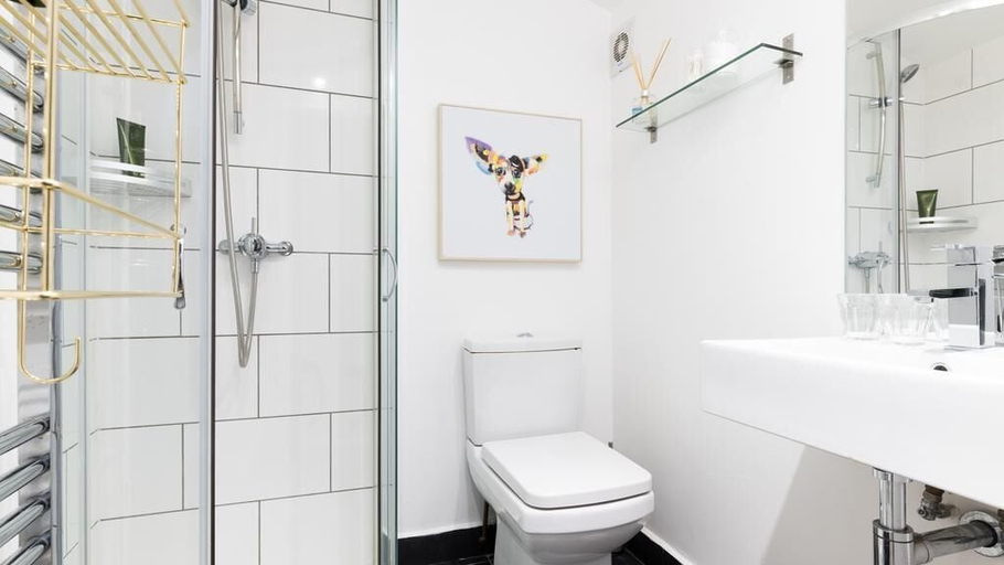Bathroom 5, Moments, London