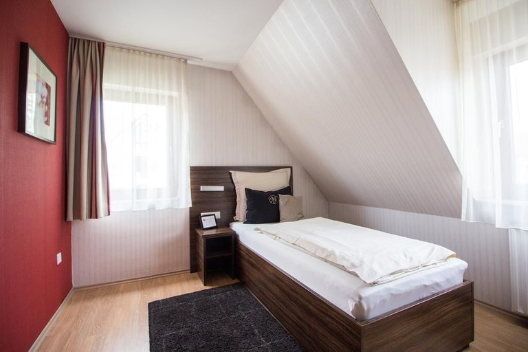 Bedroom 4, Landhotel Wolfschlugen, Esslingen