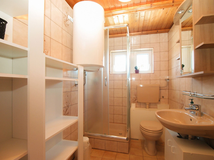 Bathroom 3, Apartment 692, Premantura