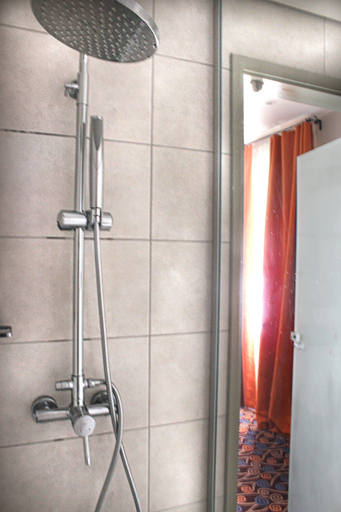Bathroom 3, Modern Ben gurion Apt By Ahlan Hospitality