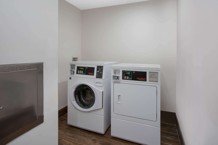 Bathroom 5, La Quinta Inn & Suites by Wyndham Manassas Va-Dulles Airport, Prince William