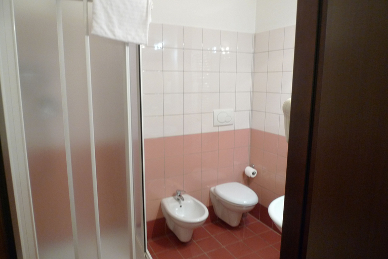 Bathroom 4, Hotel De Meis, L'Aquila