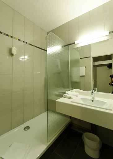 Bathroom 5, Hôtel AGENA Lille Aéroport Lesquin, Nord