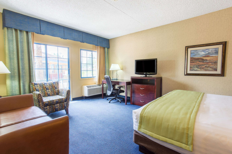 Bedroom 4, Days Inn & Suites by Wyndham Mesa Near Phoenix, Maricopa