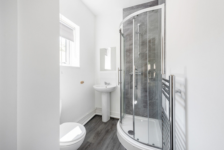 Bathroom, Beautiful Apartment in Central Neighbourhood, Cardiff