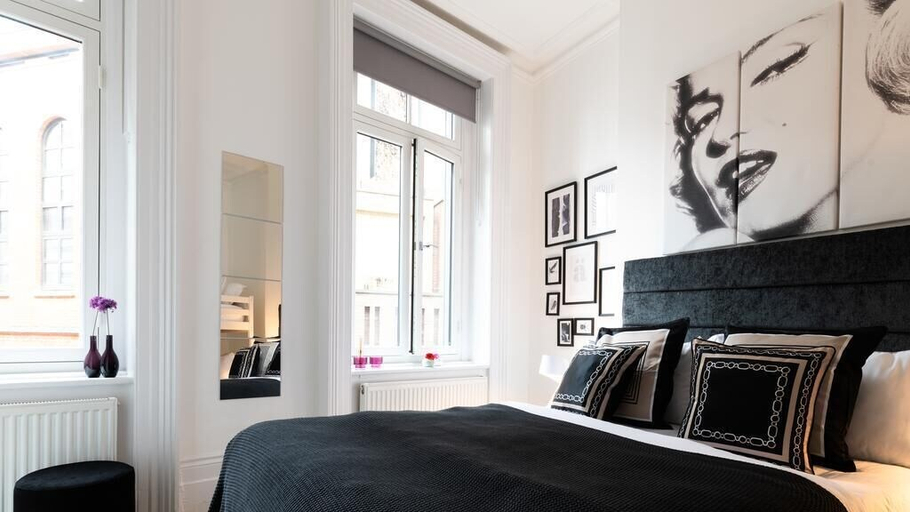 Bedroom 3, Moments, London