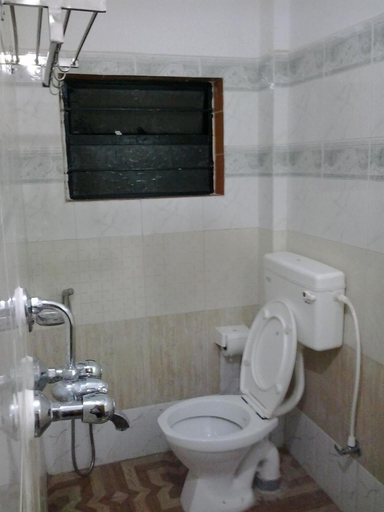Bathroom 3, Hotel Greenwood, Darjiling