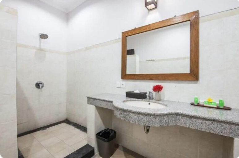 Bathroom 4, SMV . 6-BR · 6BR Pool Prime Area Walk to Beach N Shops Legian, Badung