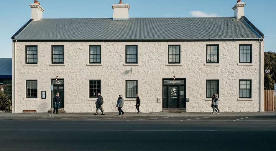 The Oak & Anchor Hotel, Moyne - South