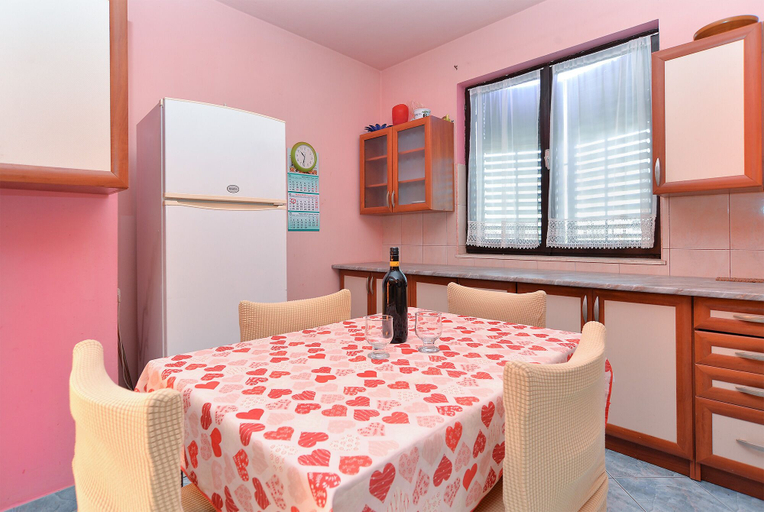 Others 4, Apartment 1956, Pula