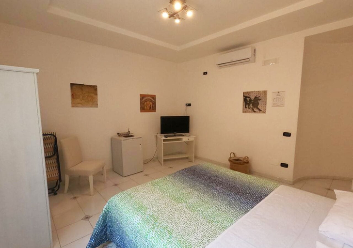 Bedroom 3, Miss Emily Vesuvio B&B, Napoli