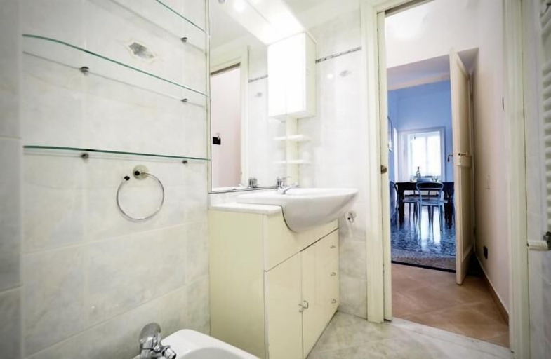 Bathroom sink 2, Splendida Dimora Pertinace, Genova