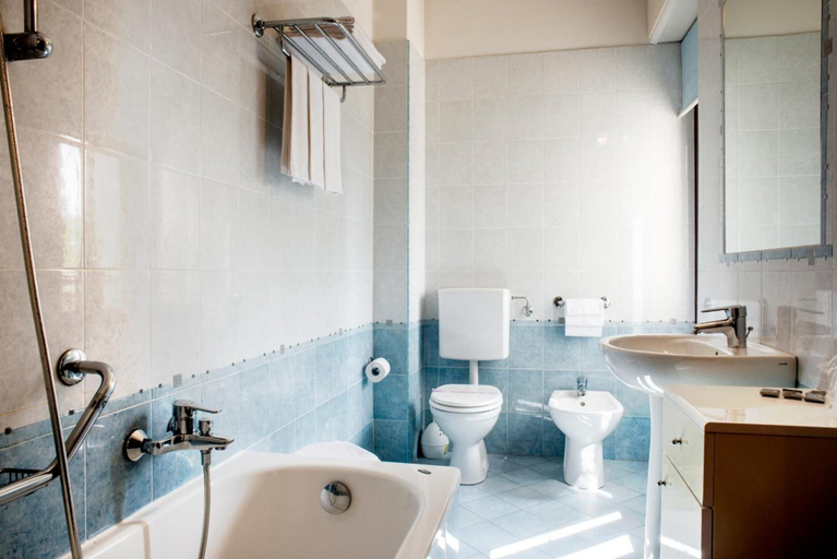 Bathroom 5, Hotel Ceretto, Cuneo