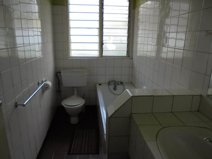 Bathroom 2, Belden s Nest Lodge, Ndola