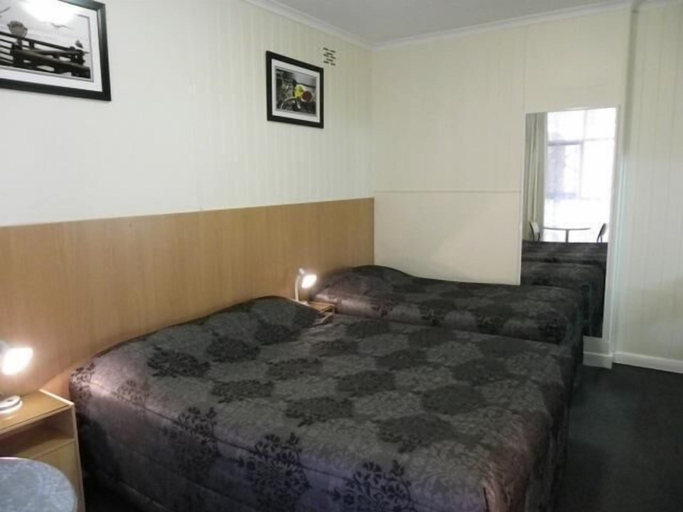 Bedroom 3, Albury Clifton Motel, Albury