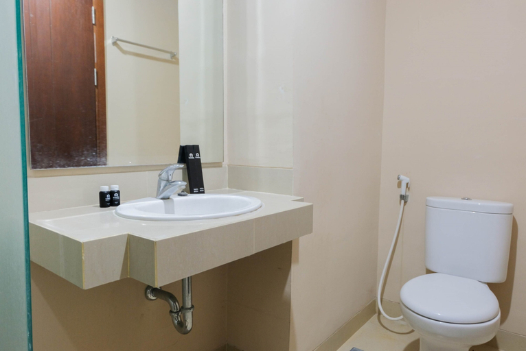Bathroom 5, Spacious Fully Furnished Studio Apartment at U Residence, Tangerang