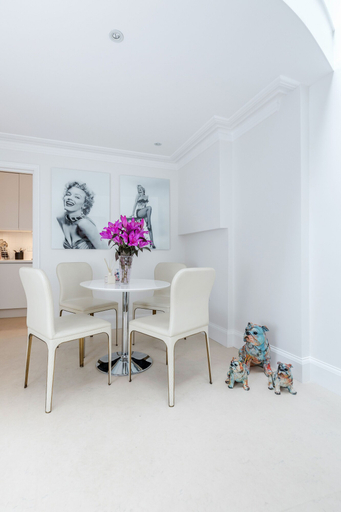 Others 4, Distinctive apartment for 3 with mezz, London