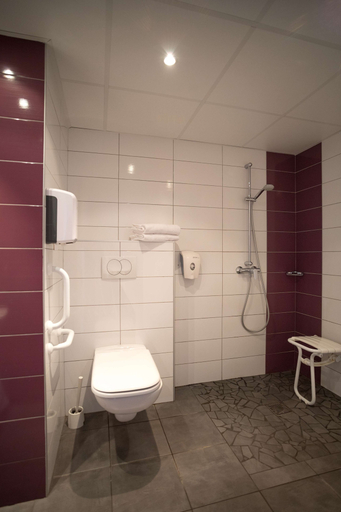 Bathroom 5, The Originals ACCESS Tendance Hôtel, Loire