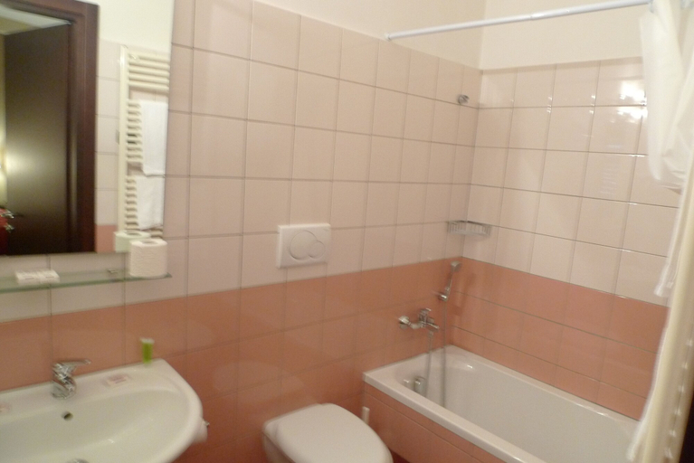 Bathroom 4, Hotel De Meis, L'Aquila