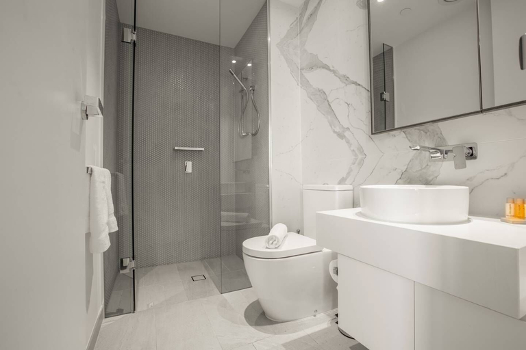 Bathroom, Breathtaking Lake/parkview Apt Pool&gym@3br, Melbourne