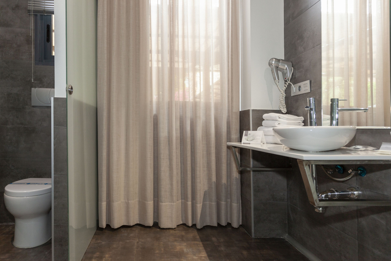 Bathroom 4, Hotel AACR Monteolivos, Sevilla
