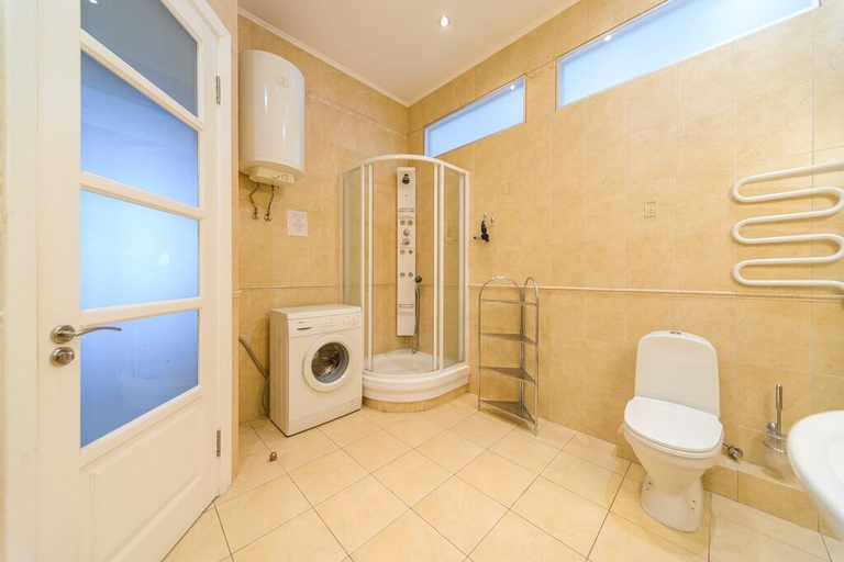 Bathroom 2, Apartments Kreshchatik 27-32, Shevchenkivs'kyi
