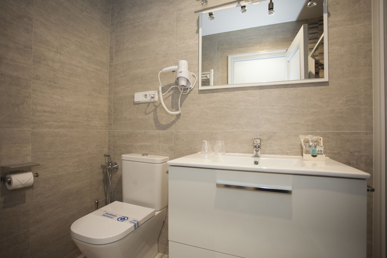 Bathroom 5, Hostal Aresol, Madrid