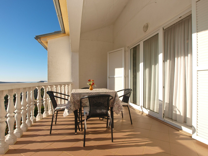 Others 4, Apartment 1978, Poreč