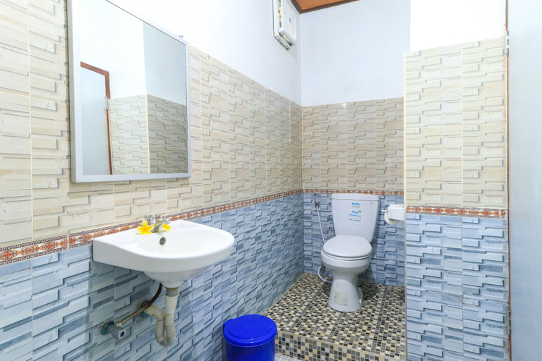 Bathroom 4, Kompyang Rai Guest House, Badung
