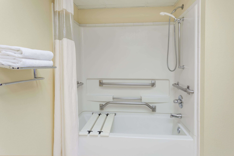 Bathroom 4, Days Inn by Wyndham Sanford, Lee