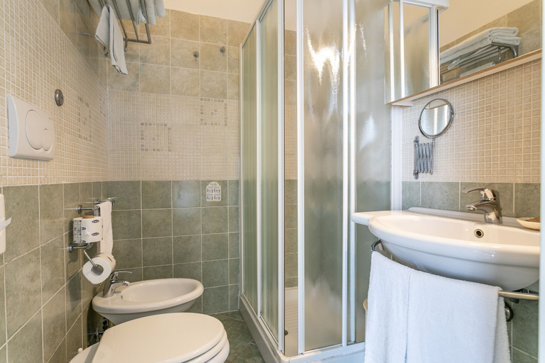 Bathroom 4, Hotel Baya Strand, Ravenna