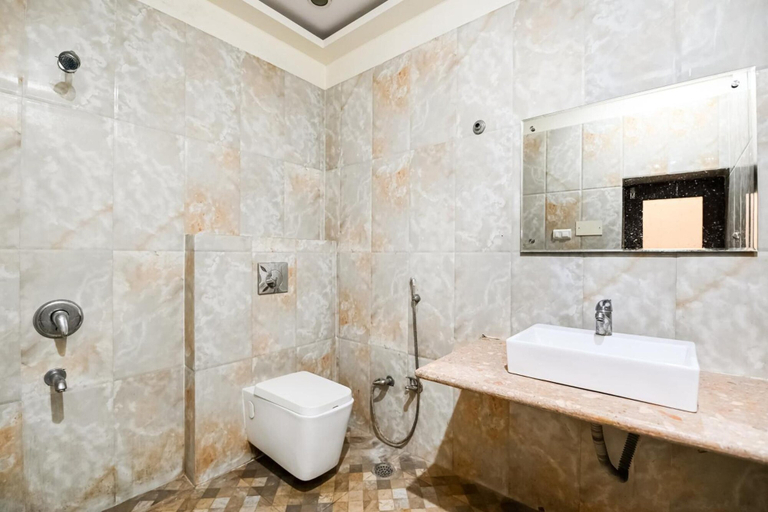Bathroom 3, Hotel Surpin Palace, Kota
