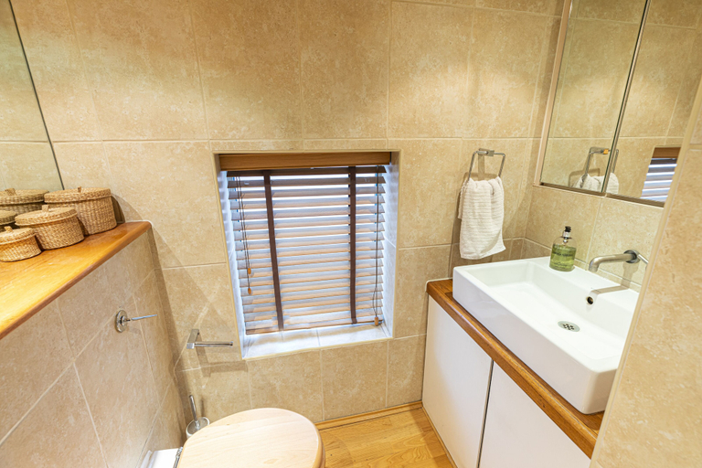 Bathroom 4, JOIVY Artsy Studio Flat in Fulham near River Thames, London